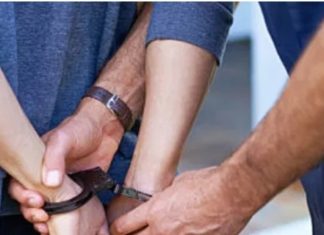 والدته تضبطه مع زوجة صديقه فأراد ان يسكتها خوف الفضيحة ، وهذا ما حصل