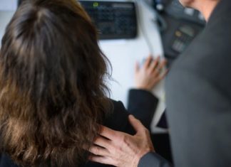 تونس: كهل يتحرش بتلميذة تتلقى دروسا خصوصية لدى زوجته