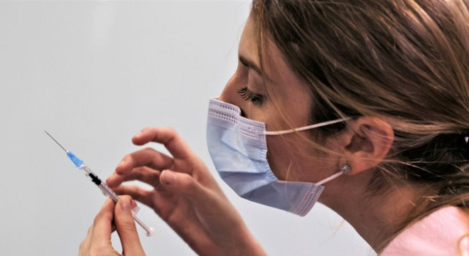 أصيبوا بشلل خفيف في الوجه بعد تلقيهم لقاح -2