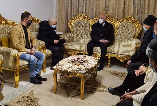 قيس سعيد يتنقّل إلى منزل محرزية العبيدي ويؤدي واجب العزاء (صور)