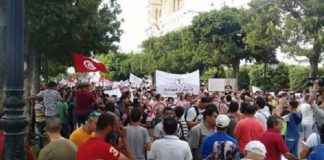 مسيرة بشارع الحبيب بورقيبة للمطالبة باسقاط الحكومة واستكمال مسار الثورة واستكمال مسار الثورة