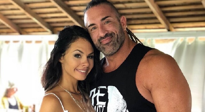 نجم-المصارعة-العالمي-ريكس-يفاجئ-زوجته