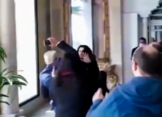 نائب عن النهضة يحطّم هاتف زينب السفاري ويصفعها !