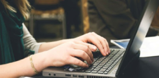 حسناء بن سليمان: تونس قادرة على إسناد أفضل الخدمات الإدارية عن بعد بأقل كلفة وأكثر نجاعة