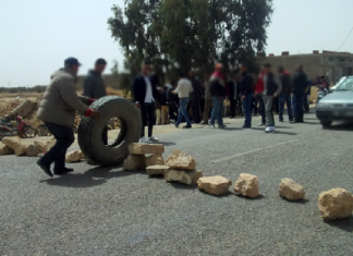 محتجون يغلقون الطريق الرابطة بين تطاوين ومدنين