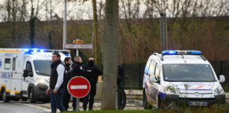 فرنسا: شرطي يقتل رجلا هاجمه بسكين