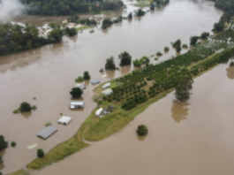 في أسوأ فيضانات منذ نصف قرن… أستراليا تجلي آلاف السكان (فيديو)