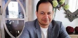 صورة : سمير الوافي يعلن وصول صفحته للمليون دون نزع ملابسه