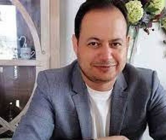 صورة : سمير الوافي يعلن وصول صفحته للمليون دون نزع ملابسه