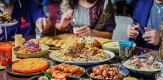 شيخ سعودي: المرأة التي تطبخ لأهلها في رمضان أكثر أجرًا من قراءة القرآن (فيديو)