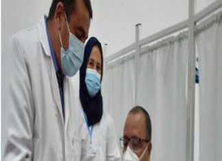 المشيشي يتلقّى الجرعة الأولى من التلقيح المضاد لكورونا