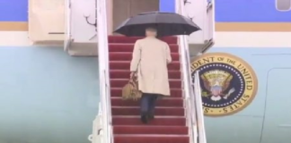 مرة جديدة بايدن يتعثر أثناء صعوده إلى الطائرة (فيديو)