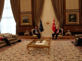 موقف محرج لرئيسة المفوضية الأوروبية في حضور أردوغان (فيديو)