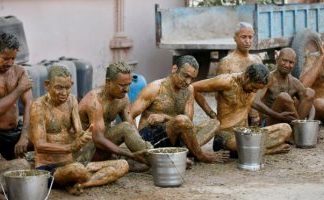 اعتقادا بأنها تعزز المناعة.. هنود يلجأون لـ “روث الأبقار” لمواجهة كورونا