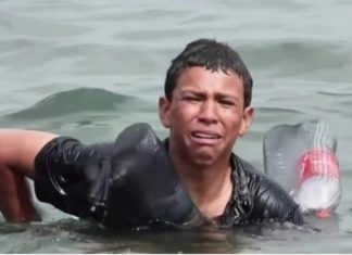 صبي مغربي مهاجر يصل إلى إسبانيا بمساعدة قوارير بلاستيكية (فيديو)
