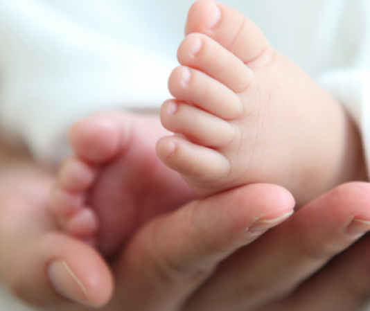 يقتل طفلته الصغيرة بسبب تبولها لا إراديا!