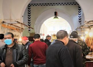 الشرطة تغلق السوق المركزي في تونس العاصمة خلال اليوم الأول من الحجر الصحي