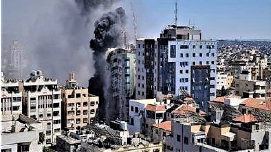 إسرائيل تقصف كليا ثاني أكبر أبراج غزة بـ4 صواريخ يضم مكاتب لعدة محطات اجنبية كانت تغطي الأحداث