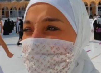 مذيعة مشهورة تثير الجدل أمام الكعبة خلال الدعاء للفنانة دلال عبد العزيز