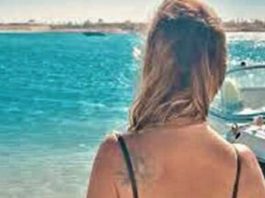 مصر.. أزمة كبيرة بعد نشر فنانة مشهورة صورتها بالمايوه (صورة)