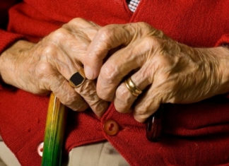 مؤثر..في أريانة: مسنّة تتماثل للشفاء من كورونا ترفض العودة للمنزل وترك زوجها في المستشفى