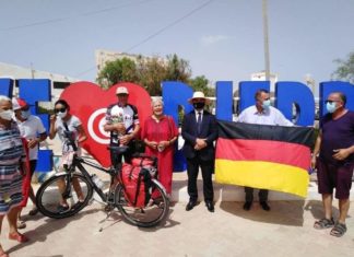 الماني يقطع 1500 كم على متن دراجته الهوائية للوصول الى جزيرة جربة لدعم تونس والترويج لها(صور)