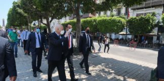 سعيّد يتفقد مركز التلقيح بالمنزة ويستمع إلى المواطنين بشارع الحبيب بورقيبة(صور)