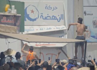 المتظاهرون يهاجمون مقر حركة النهضة في صفاقس(فيديو)