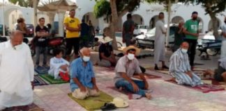 احتجاجا على غلق الجامع: عدد من المصلين يؤدون صلاة العصر أمام معتمدية جرجيس