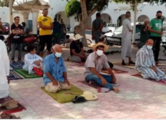 احتجاجا على غلق الجامع: عدد من المصلين يؤدون صلاة العصر أمام معتمدية جرجيس