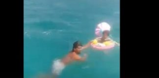 فيديو الرضيعة التي توغلت بها عوامتها البلاستيكية في عرض البحر في شاطىء قليبية