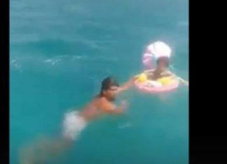 فيديو الرضيعة التي توغلت بها عوامتها البلاستيكية في عرض البحر في شاطىء قليبية