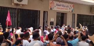 سوسة: محاصرة مقر النهضة وإقتلاع اللافتة(فيديو)