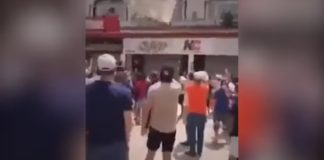 متظاهرون يقتلعون لافتة حزب النهضة في الكاف وسط الزغاريد(فيديو)