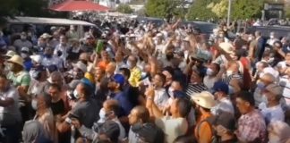 عاجل: أنصار النهضة يحاولون خلع باب البرلمان والتسلق للدخول والأمن يتدخل(فيديو)