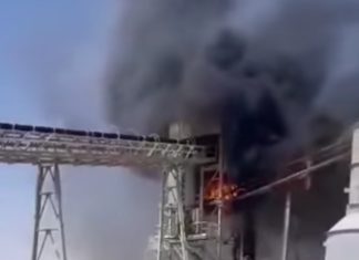 حريق بالحزام الناقل لمادة الكبريت داخل المجمع الكيميائي بالمظيلة (فيديو)