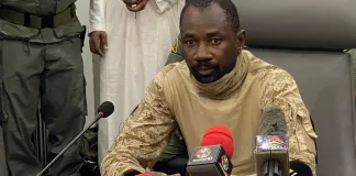 “صورة” الرئيس المالي الموقت يتعرض ل”محاولة اغتيال” إثر صلاة العيد في باماكو