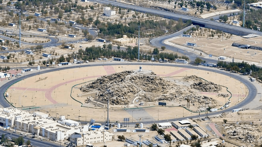 ركن الحج الأعظم-حجاج بيت الله يقفون على صعيد عرفات اليوم