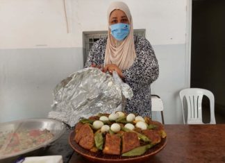 صورة اليوم: سيدتان تتبرعان بوجبة الغذاء لكافة أعوان الصحة والمتطوعين المكلفين بعملية التلقيح بقفصة