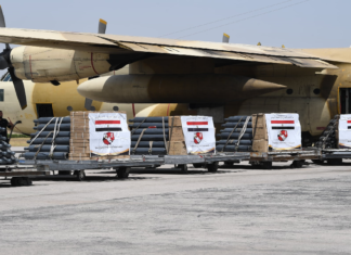 (بالفيديو) وصول 3 طائرات عسكرية مصرية محملة بالأكسجين