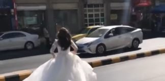 عروس تركض هاربة بفستان الزفاف في الشارع (فيديو)
