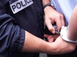 يقتحم منزلا يعتدي على أصحابه ثم يحاول إضرام النار فيهم