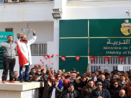 عدد من المعلمين النواب يحتجون أمام وزارة التربية للمطالبة بانتدابهم