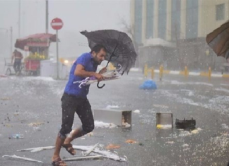 (فيديو) خلفت قتلى.. عاصفة قوية تضرب اسطنبول