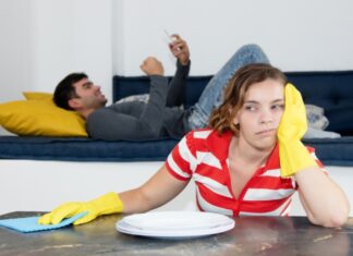 دراسة: المرأة في تونس تقضي 8 ساعات يوميا في أعمال الرعاية مقابل 45 دقيقة للرجل