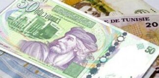 يدلس الأوراق النقدية ويصرفها بين المغازات والمساحات التجارية الكبرى