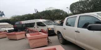 (صور) تعزيزات أمنية مكثّفة أمام مقر وزارة الداخلية بعد حادثة محاولة طعن أمنيين