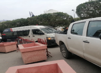 (صور) تعزيزات أمنية مكثّفة أمام مقر وزارة الداخلية بعد حادثة محاولة طعن أمنيين