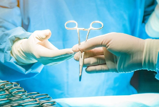 مستشفى شارل نيكول: إنجاز أول جراحة الكلى الروبوتية في تونس