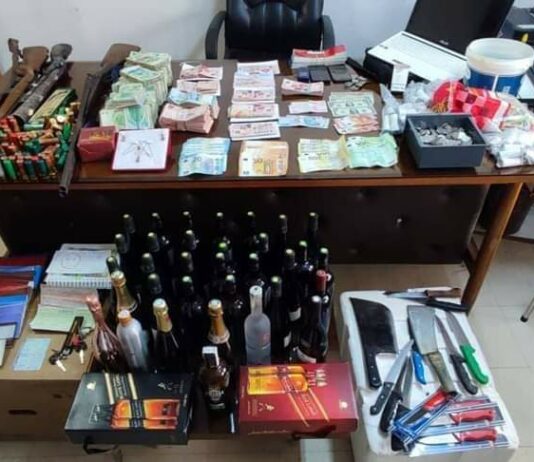 مداهمة مستودع تابع لأحد أباطرة الاتجار بالعملة وهذا ما تم حجزه